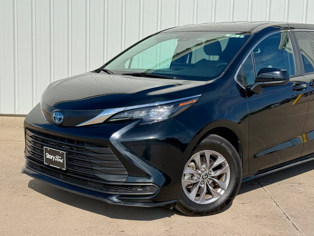 Used 2025 Toyota Sienna LE FWD image 2
