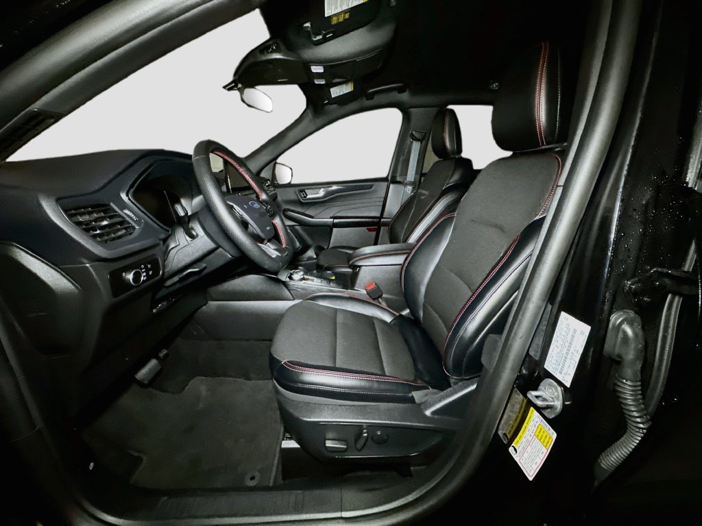 Certified 2025 Ford Escape ST-Line AWD/4WD image 17