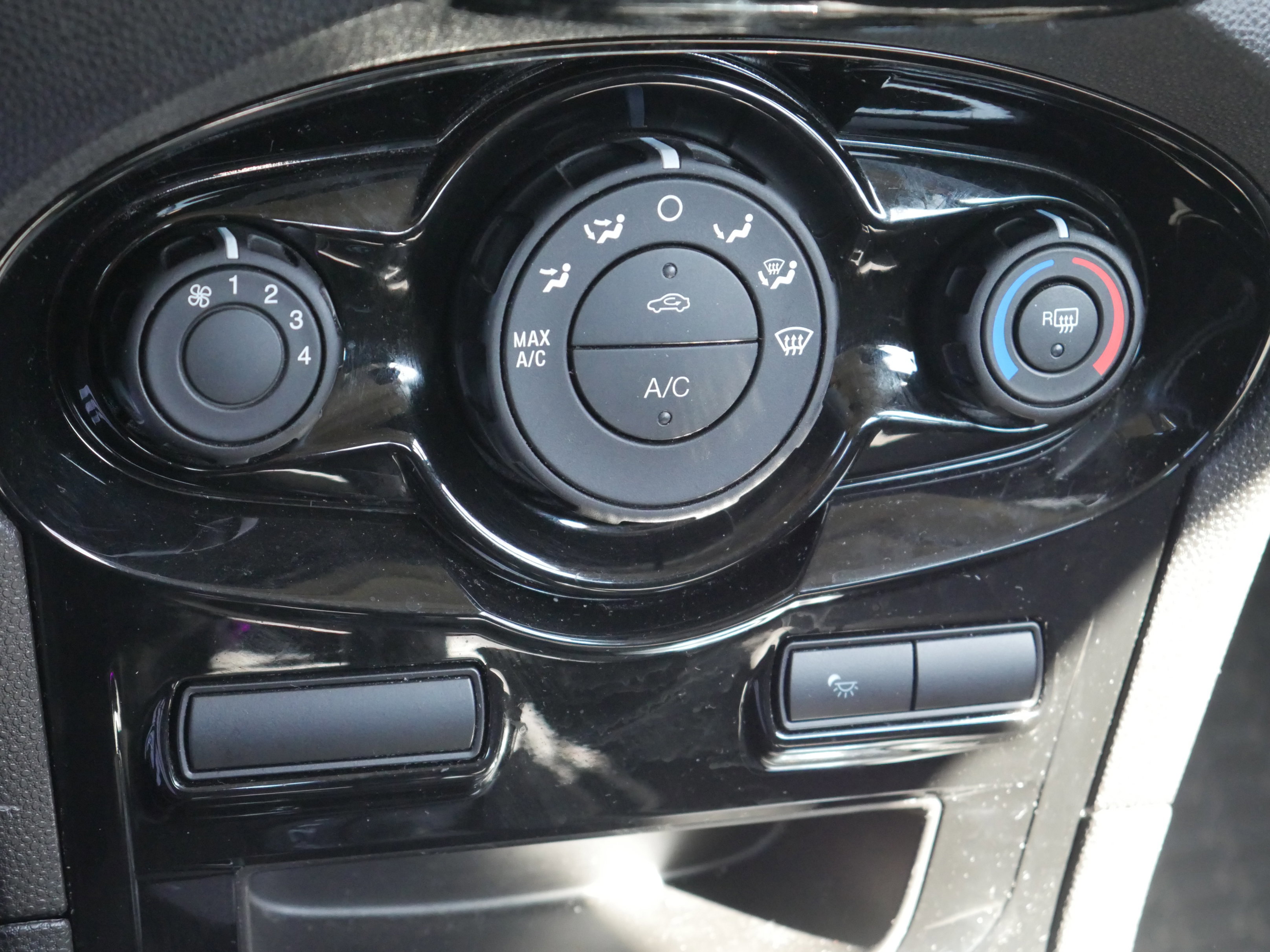 Certified 2019 Ford Fiesta SE w/ Equipment Group 201A FWD image 18