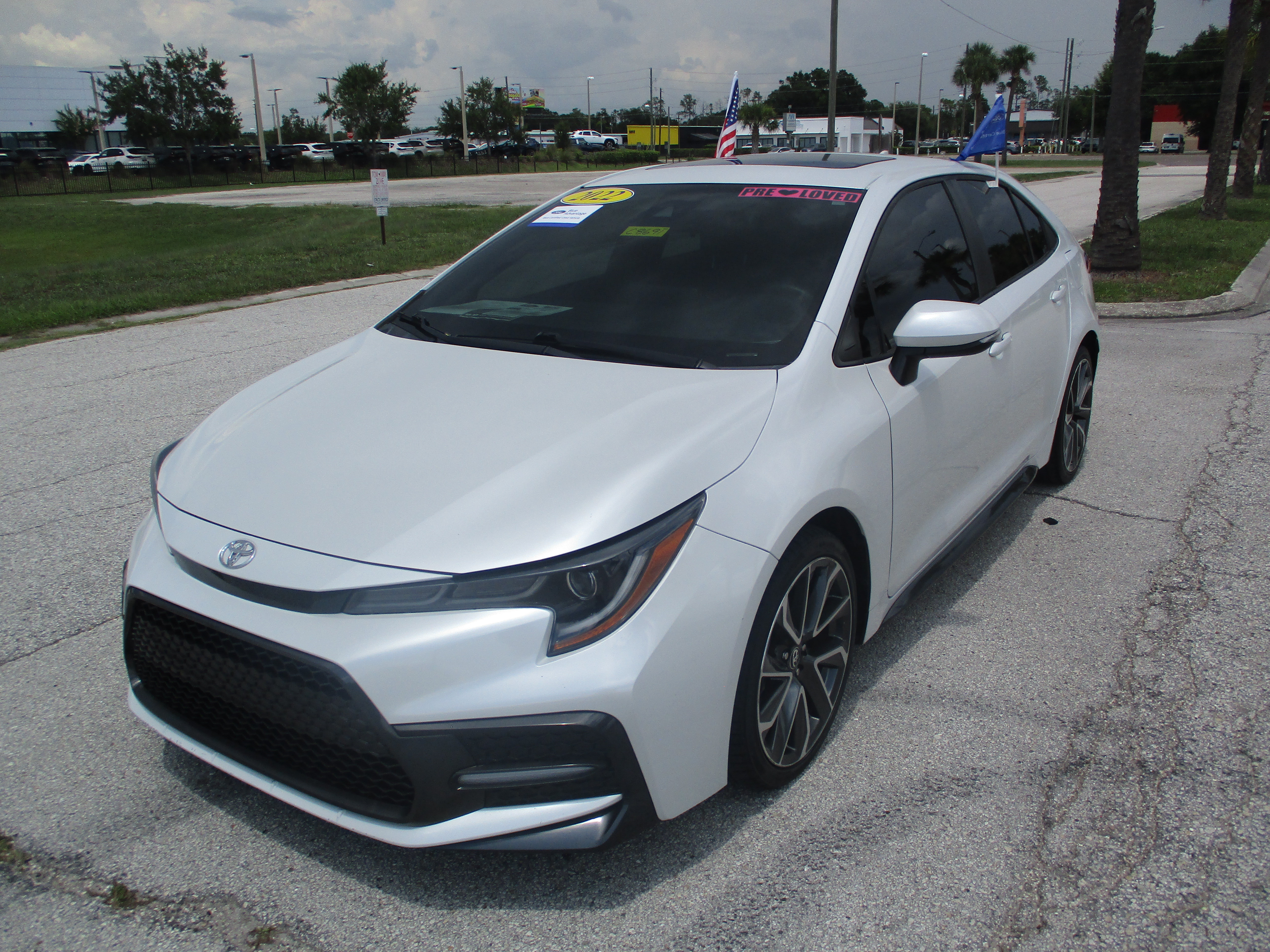 Used 2022 Toyota Corolla SE w/ SE Premium Package FWD image 3