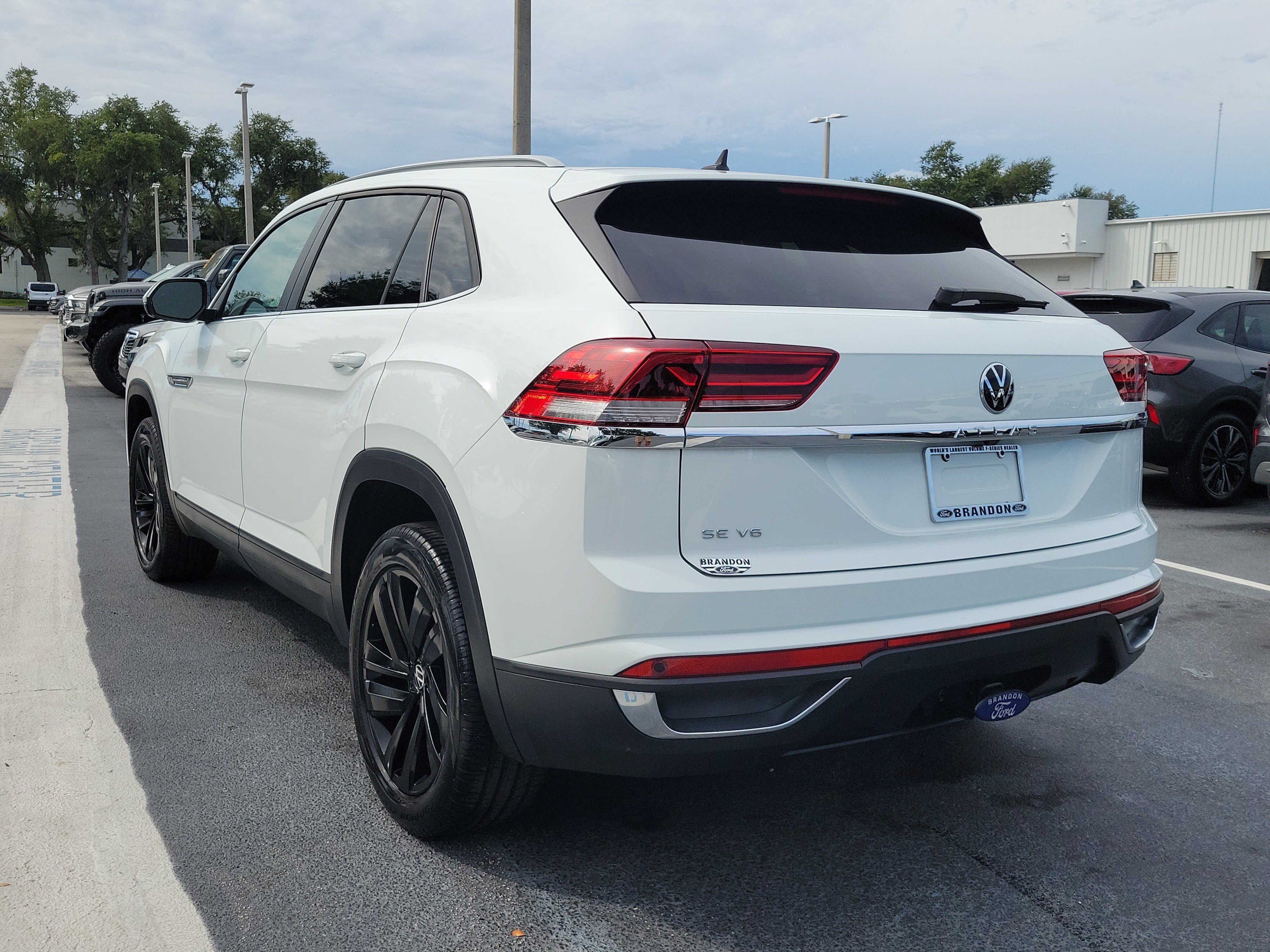 Used 2022 Volkswagen Atlas Cross Sport SE FWD image 7