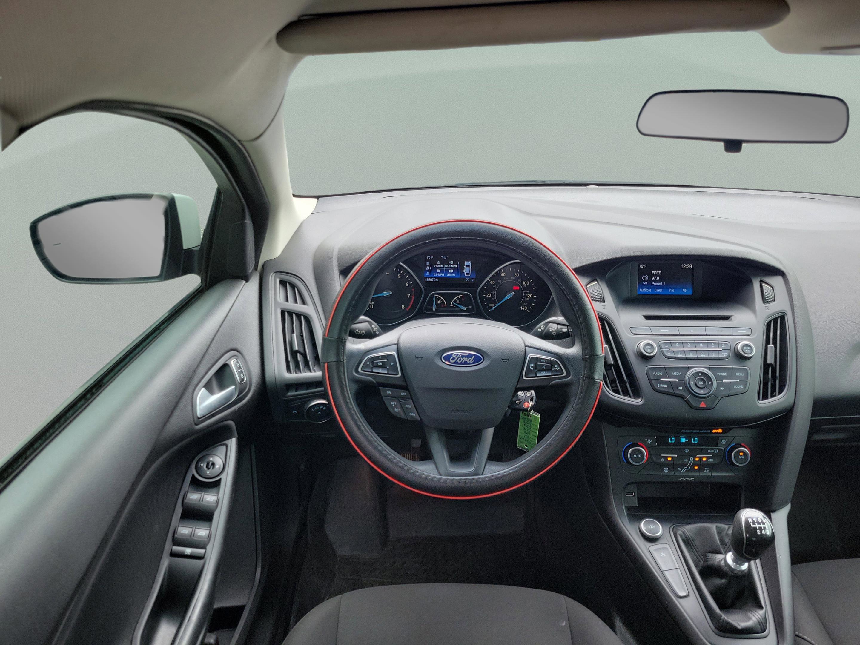 Certified 2017 Ford Focus SE FWD image 5