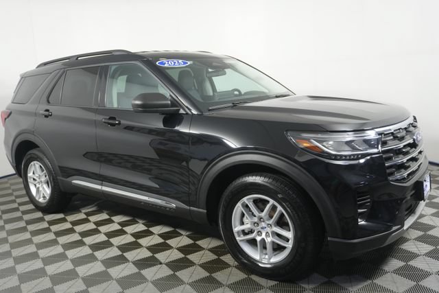 Certified 2025 Ford Explorer Active AWD/4WD image 2