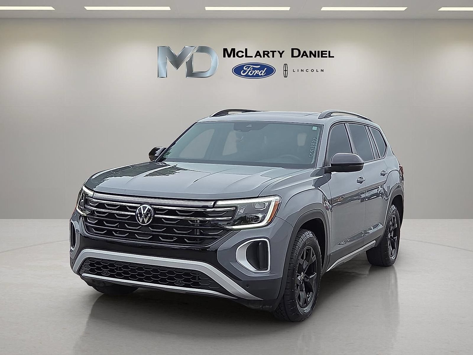 Used 2025 Volkswagen Atlas Peak Edition SE AWD/4WD image 2