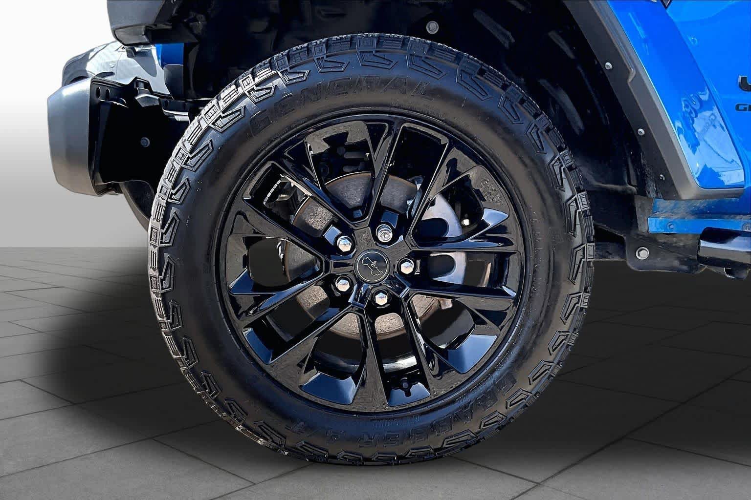 Used 2025 Jeep Gladiator Sport AWD/4WD image 11