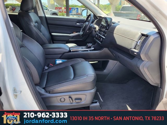 Used 2023 Nissan Pathfinder SL FWD image 11