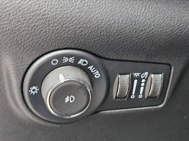 Used 2025 Jeep Compass Trailhawk AWD/4WD image 25