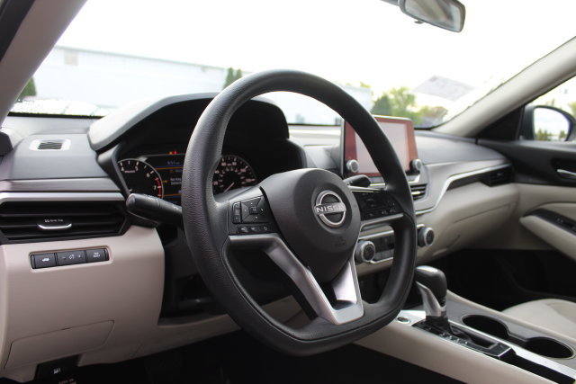 Used 2025 Nissan Altima 2.5 SV FWD image 12