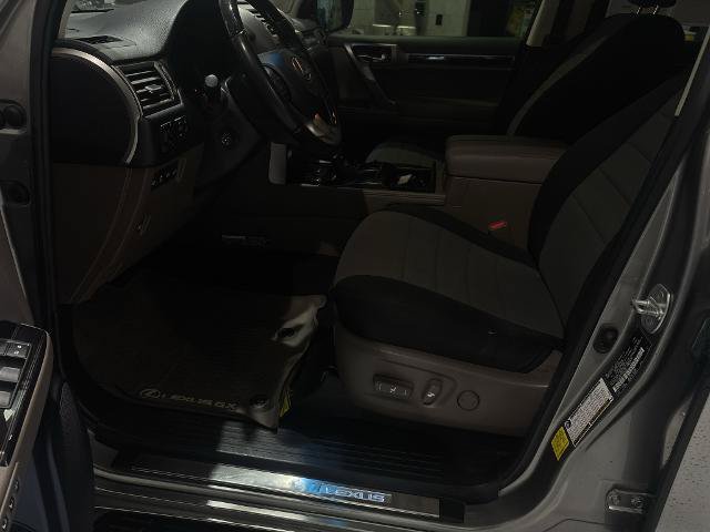 Used 2020 Lexus GX 460 Luxury w/ Accessory Package AWD/4WD image 11