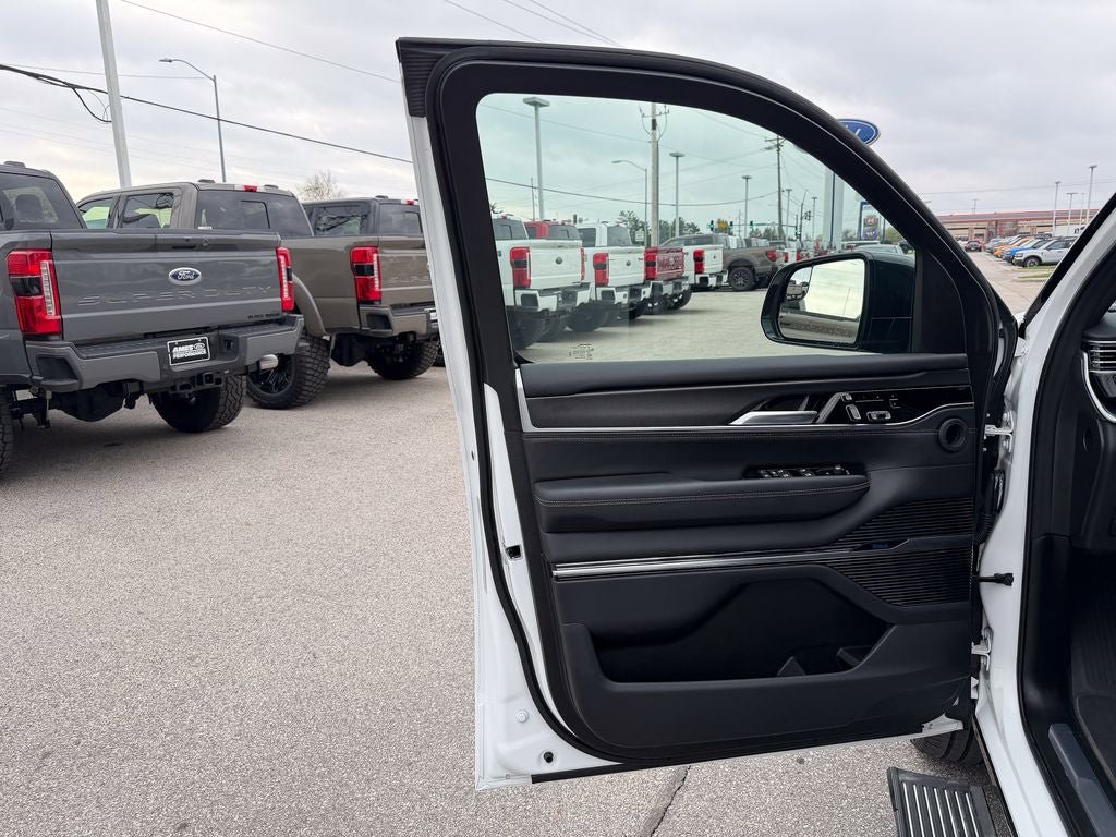 Used 2025 Jeep Grand Wagoneer L Series II Obsidian w/ Quick Order Packagew 28T AWD/4WD image 13