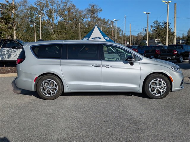 Used 2024 Chrysler Pacifica Limited image 6