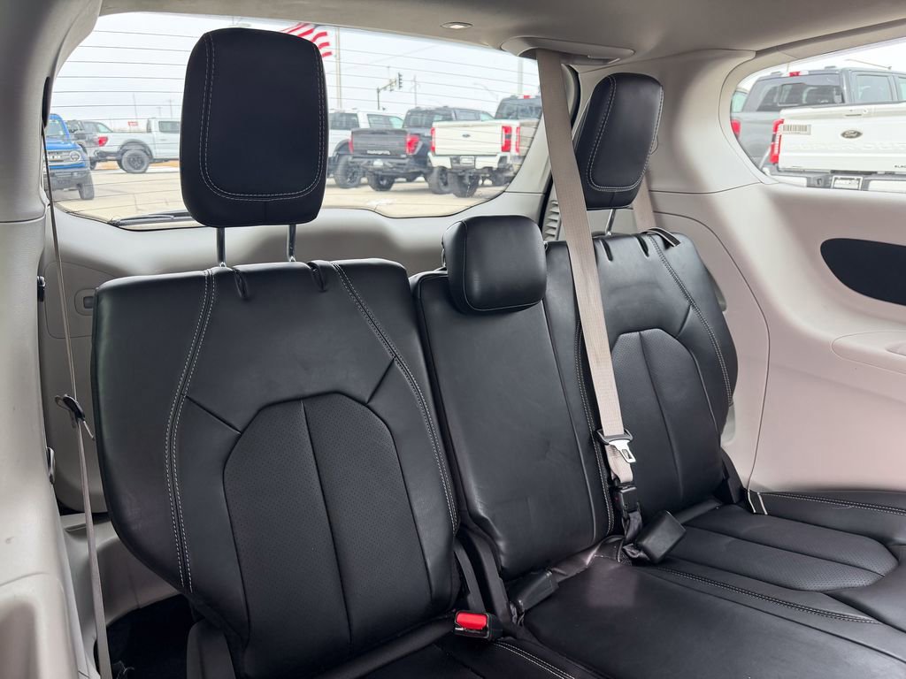 Used 2024 Chrysler Pacifica Touring-L image 21