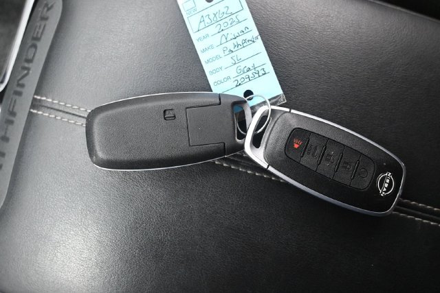 Used 2025 Nissan Pathfinder SL AWD/4WD image 17