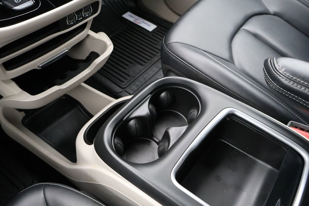 Used 2024 Chrysler Pacifica Touring-L FWD image 32
