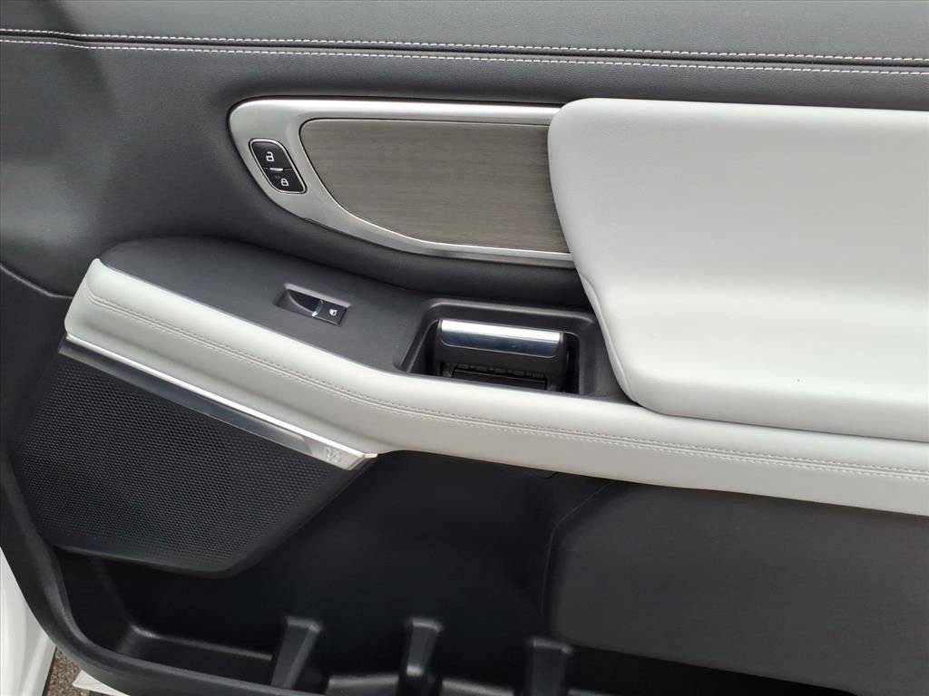 Certified 2025 Ford Expedition Platinum image 5