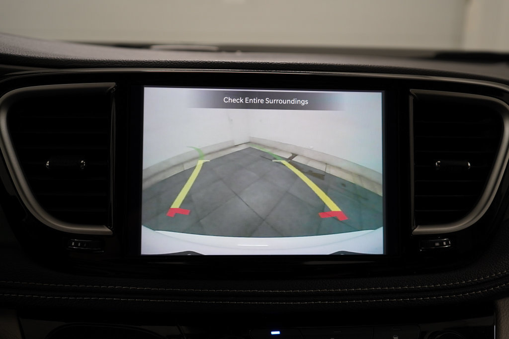 Used 2024 Chrysler Pacifica Limited FWD image 26