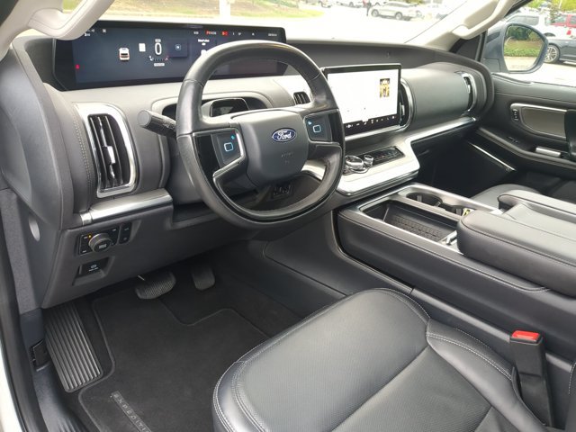 Certified 2025 Ford Expedition Platinum w/ Driver's Package AWD/4WD image 17
