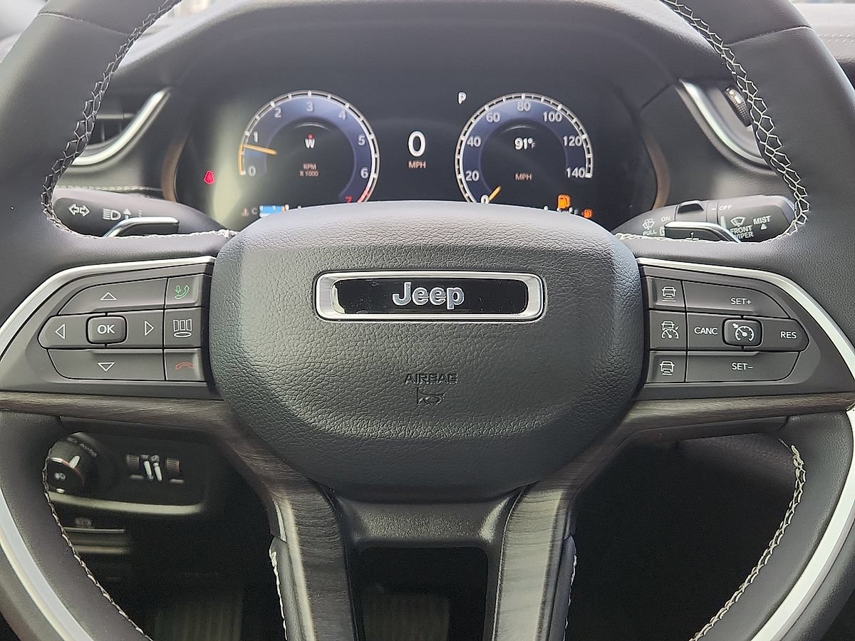 Used 2024 Jeep Grand Cherokee Limited w/ Luxury Tech Group II RWD image 11