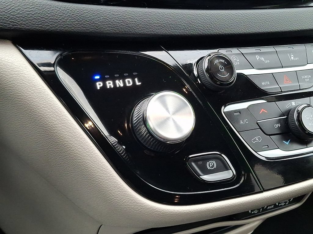 Used 2024 Chrysler Pacifica Touring-L FWD image 17