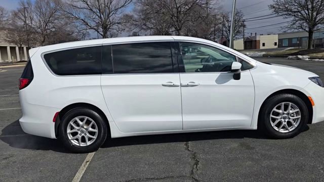 Used 2022 Chrysler Voyager LX image 7