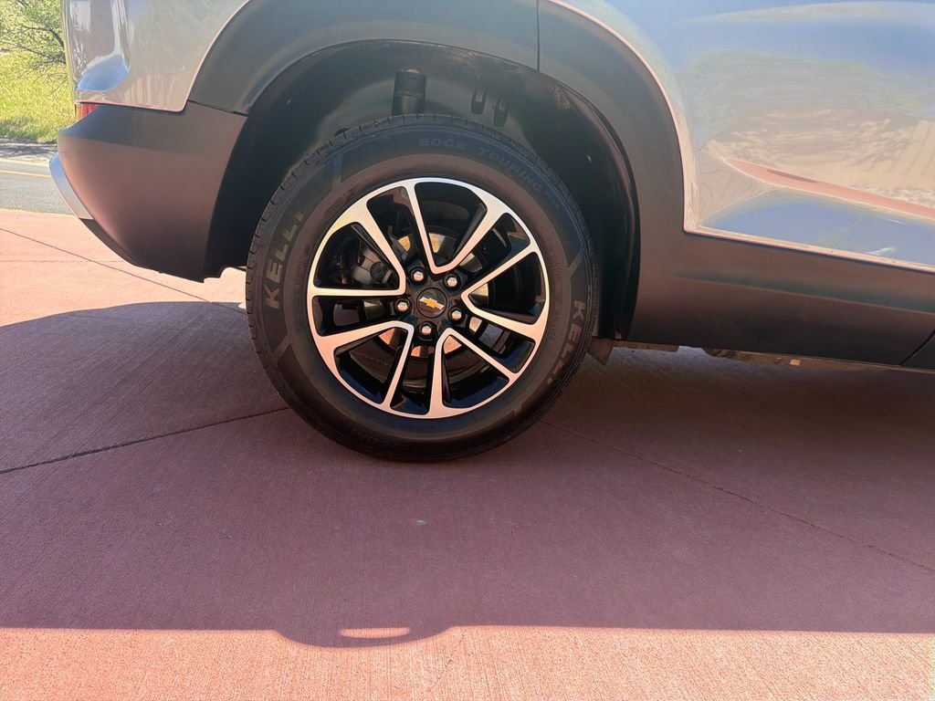 Used 2025 Chevrolet TrailBlazer LT AWD/4WD image 33