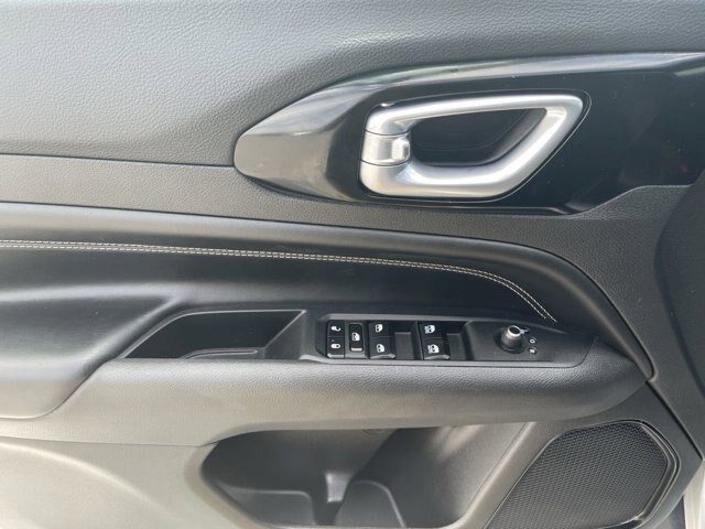 Used 2023 Jeep Compass Latitude AWD/4WD image 4