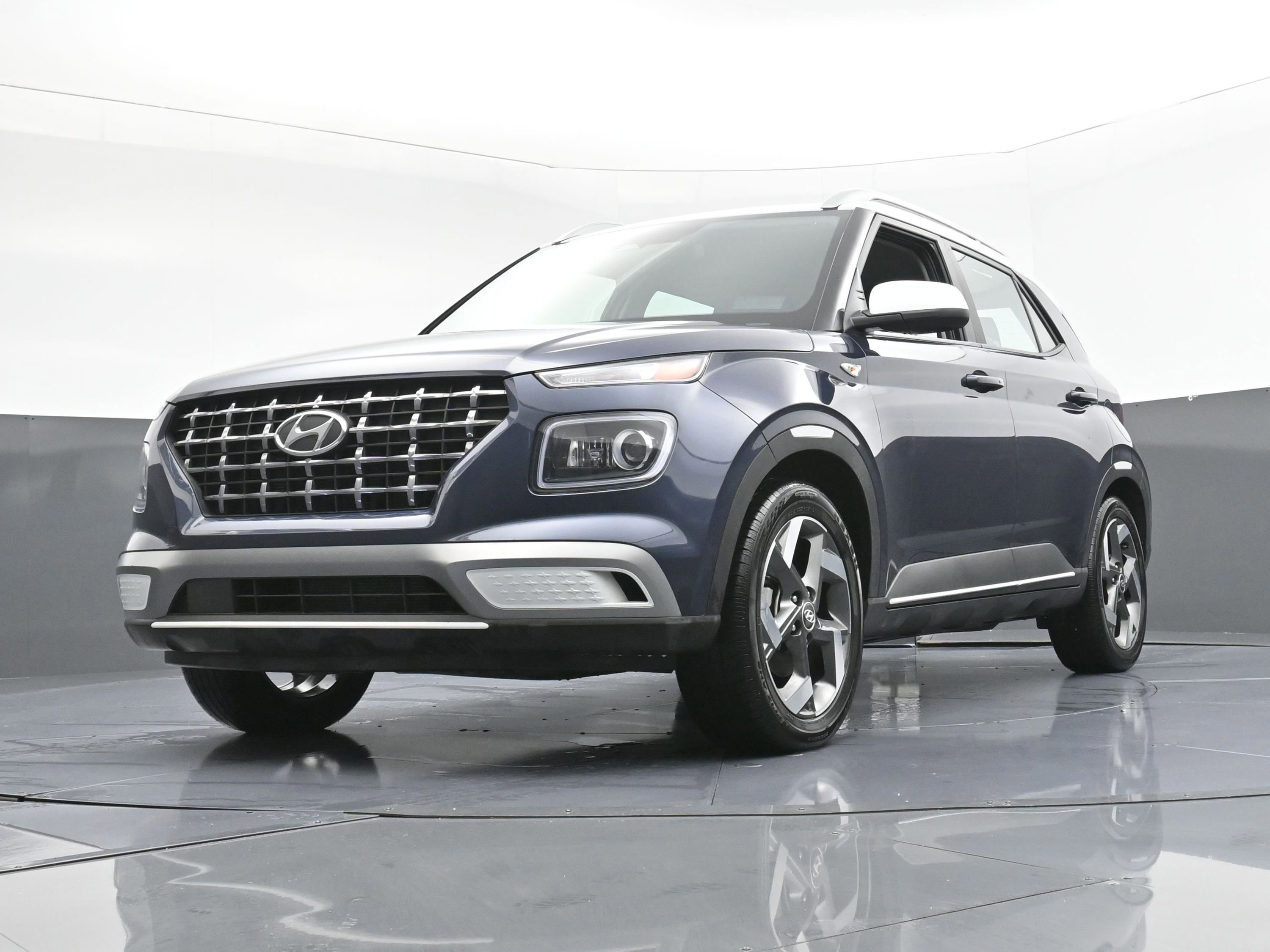 Used 2023 Hyundai Venue Limited w/ Cargo Package image 3