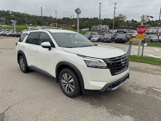 Used 2023 Nissan Pathfinder SL w/ Black Appearance Package AWD/4WD image 4