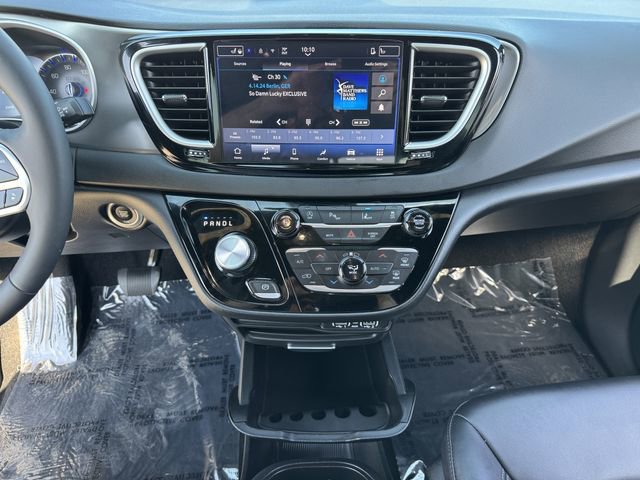 Used 2025 Chrysler Pacifica Select FWD image 26