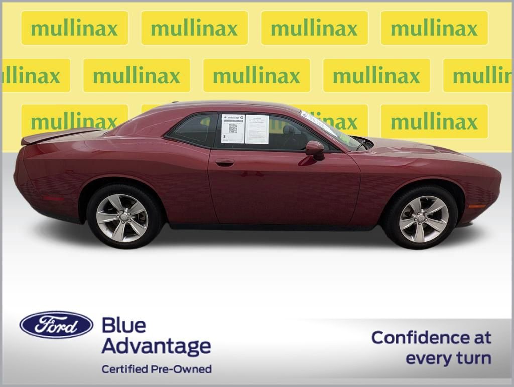 Used 2022 Dodge Challenger SXT image 2