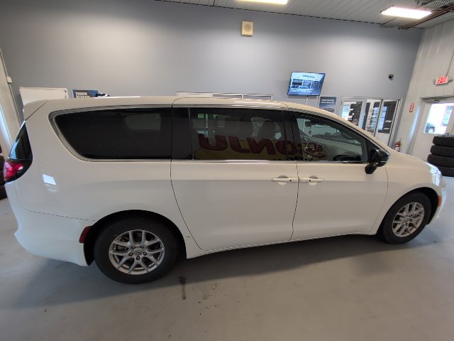 Used 2025 Chrysler Pacifica Select FWD image 6