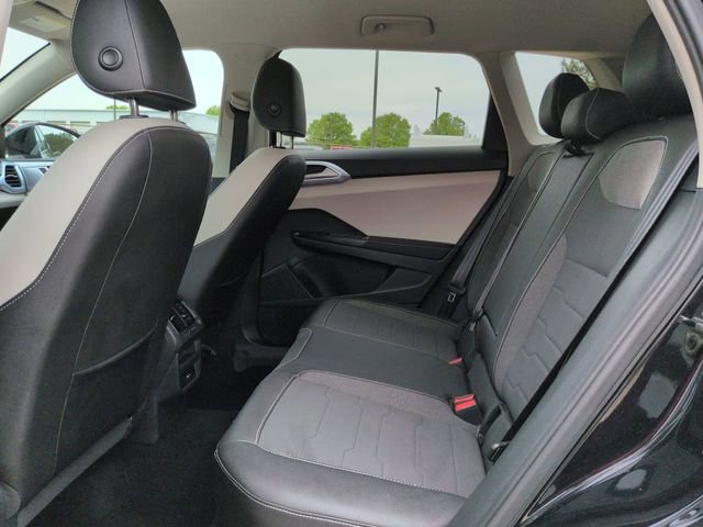 Used 2025 Volkswagen Taos SE FWD image 14