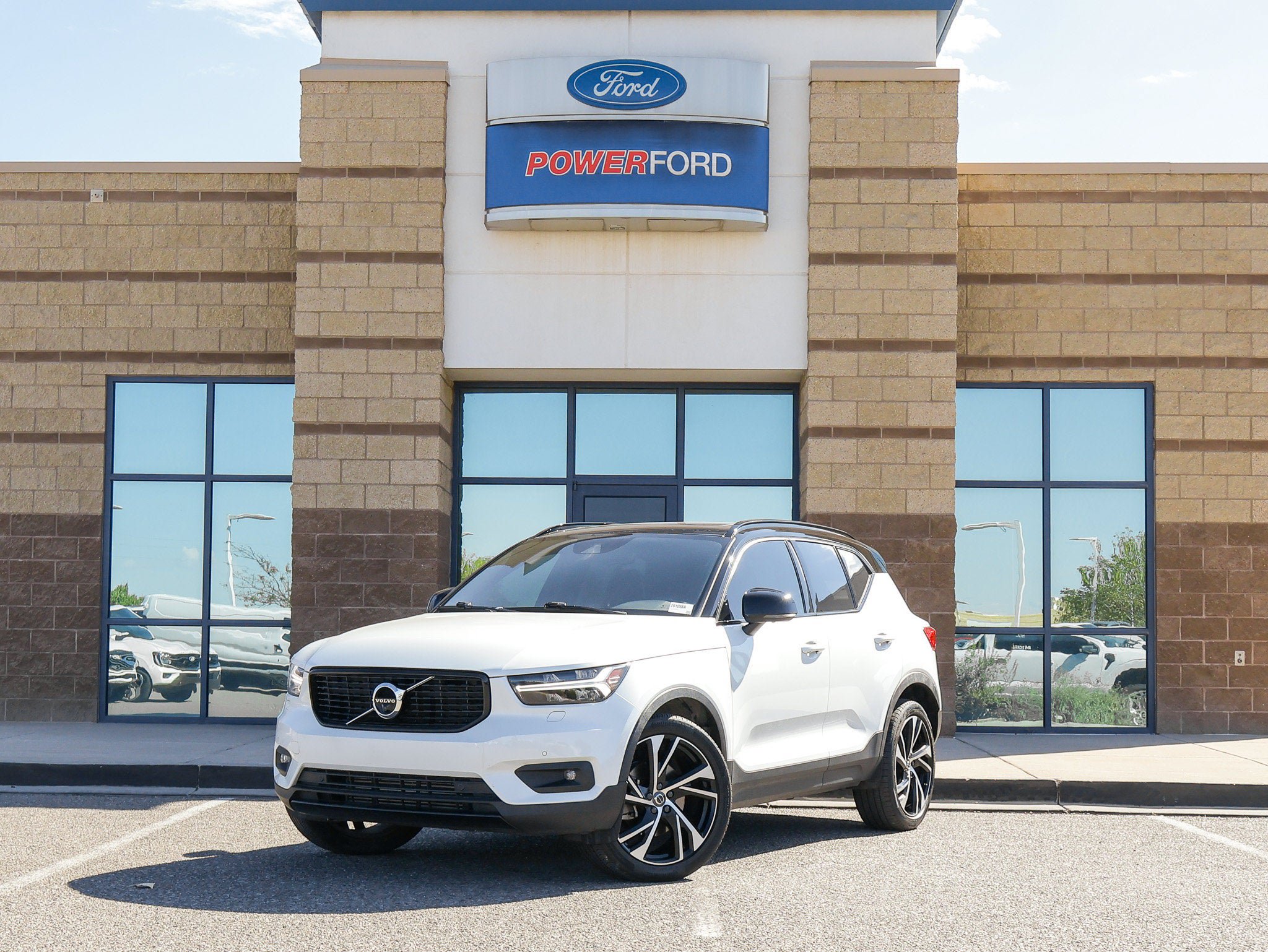 Used 2022 Volvo XC40 T5 R-Design AWD/4WD image 2