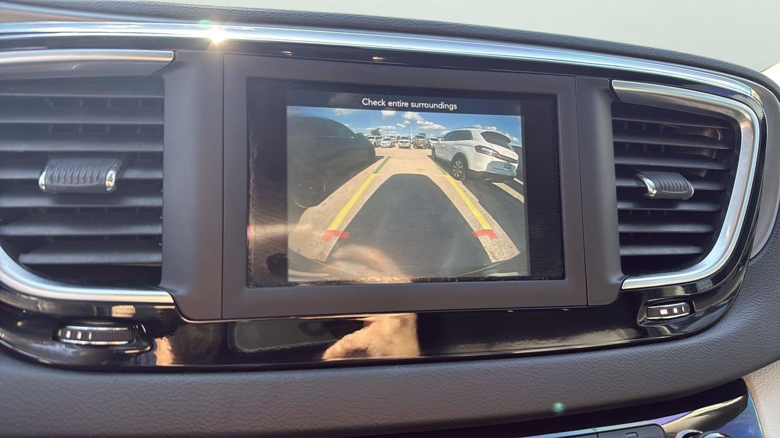 Used 2020 Chrysler Pacifica Touring-L FWD image 19