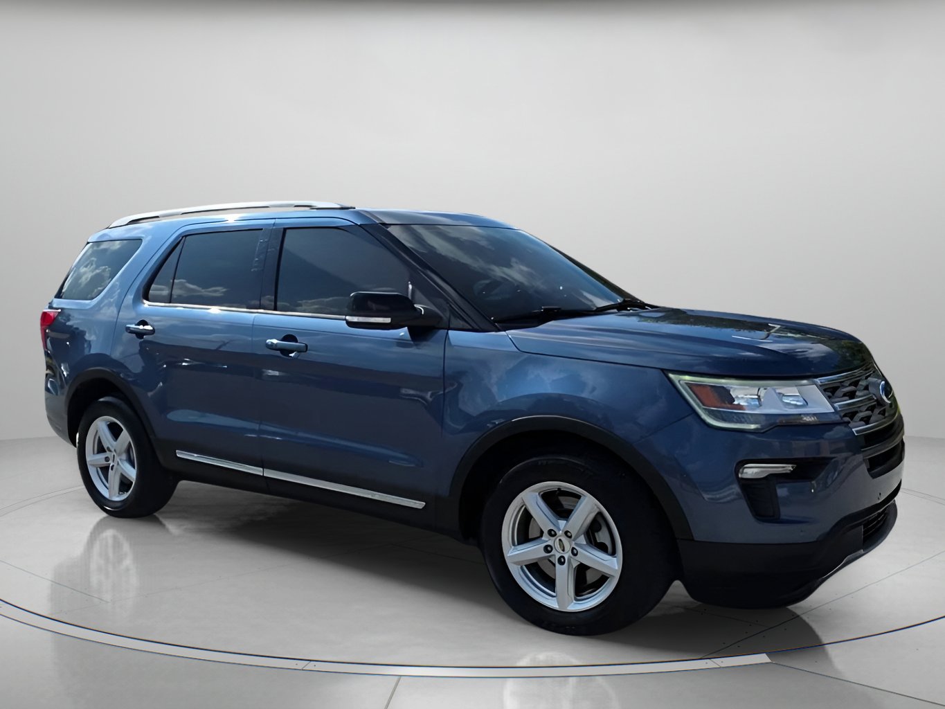 Certified 2018 Ford Explorer XLT w/ Equipment Group 202A image 4