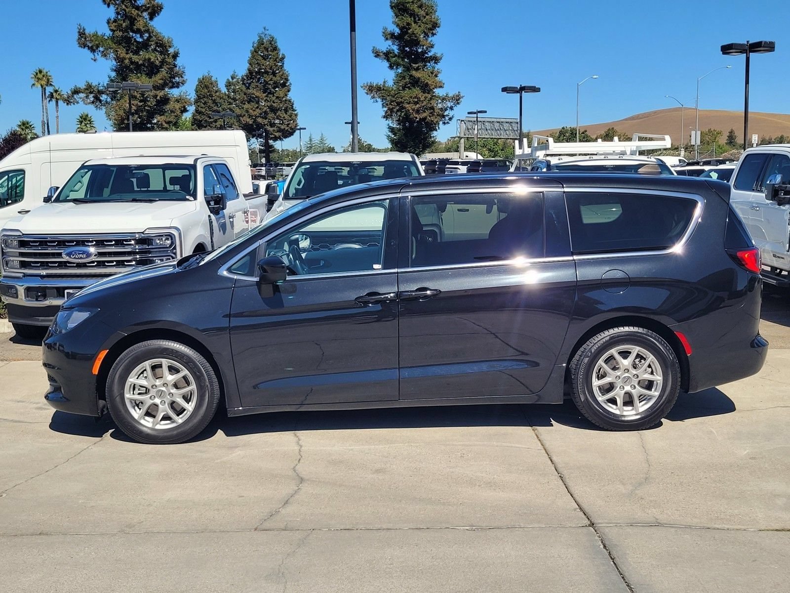 Used 2024 Chrysler Voyager LX FWD image 7