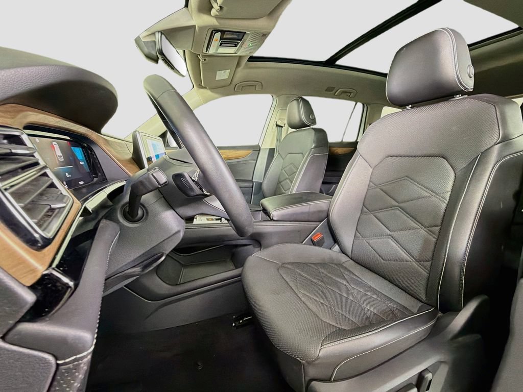 Used 2024 Volkswagen Atlas SE w/ Panoramic Sunroof Package FWD image 14