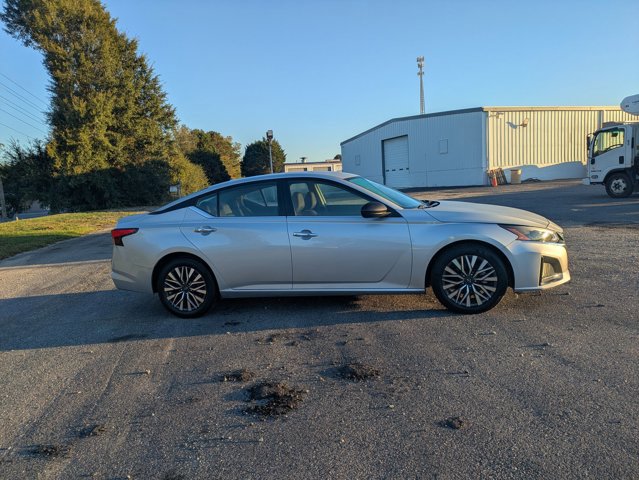 Used 2024 Nissan Altima 2.5 SV image 3