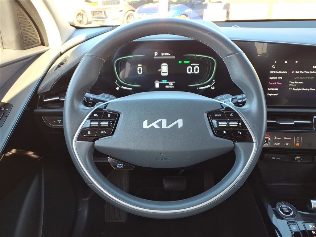 Used 2023 Kia Niro EX image 19