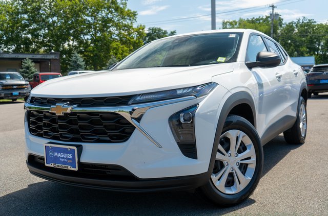 Used 2024 Chevrolet Trax LS FWD image 1