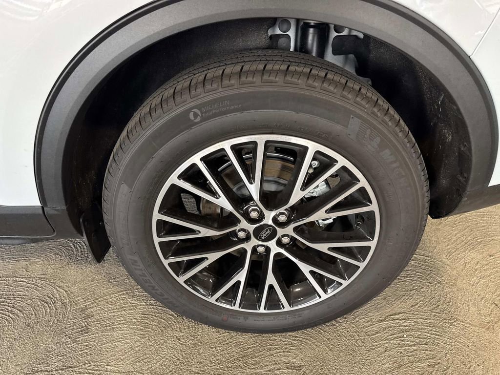 Certified 2025 Ford Escape Base image 9