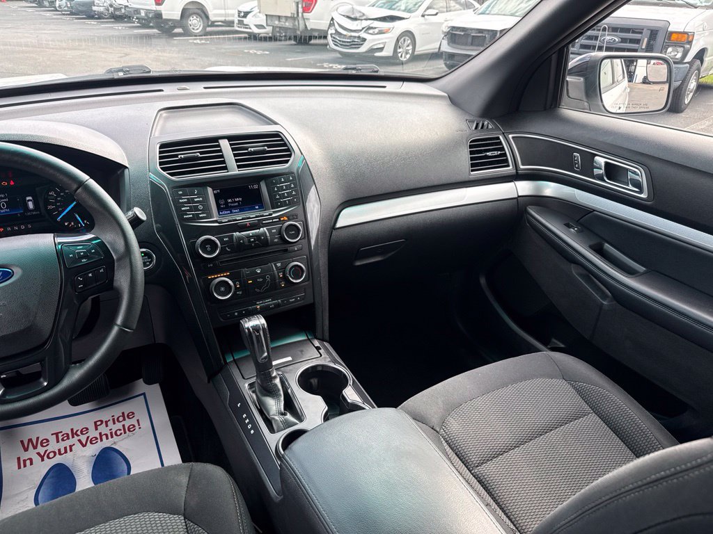 Certified 2017 Ford Explorer XLT FWD image 16