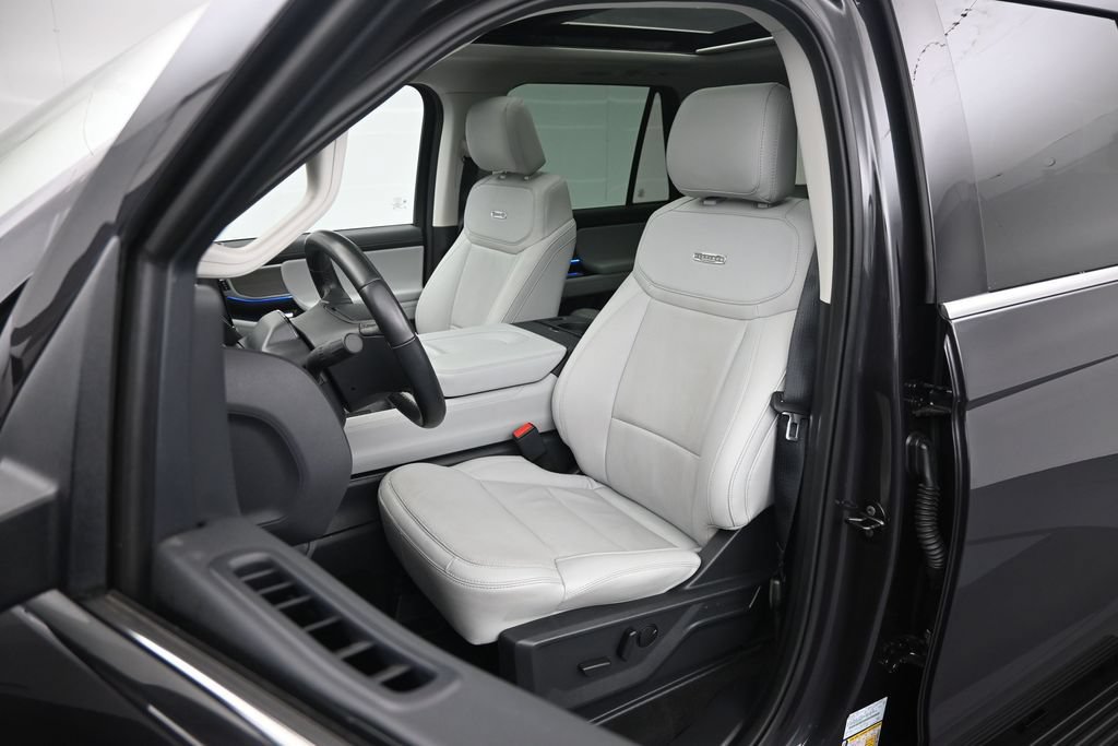 Certified 2025 Ford Expedition Max Platinum w/ Driver's Package AWD/4WD image 9