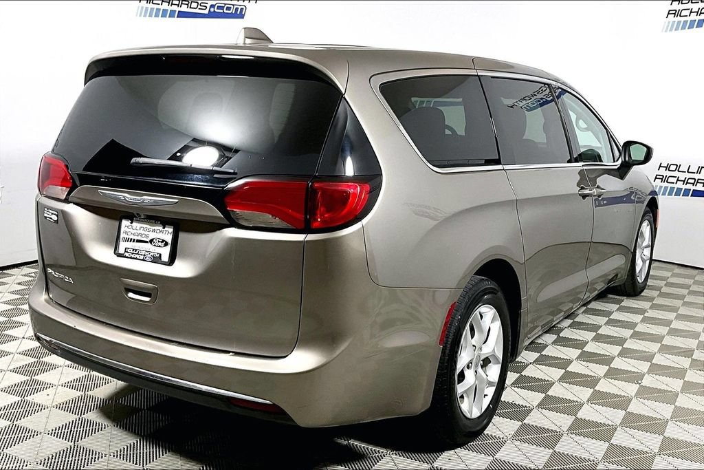 Used 2017 Chrysler Pacifica Touring Plus w/ Tire & Wheel Group FWD image 9