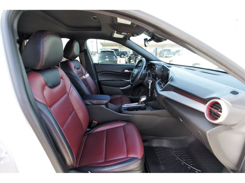 Used 2024 Chevrolet Trax RS w/ Sunroof Package FWD image 27