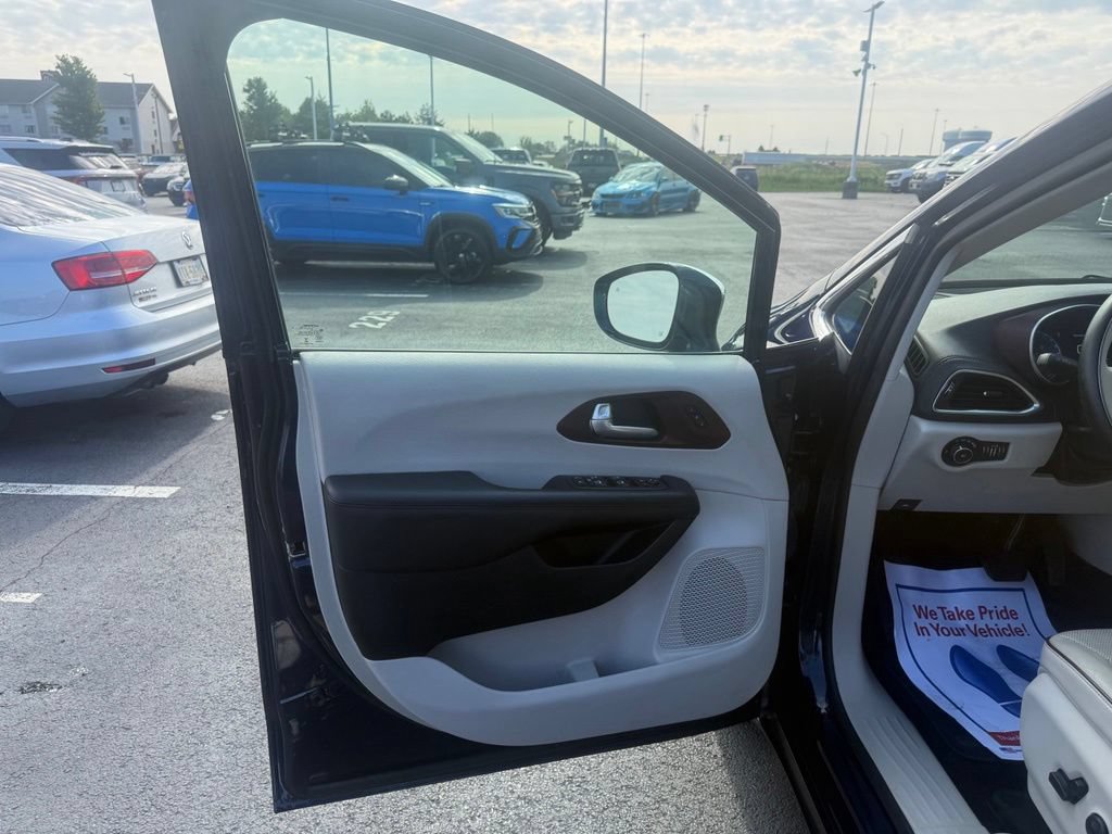 Used 2018 Chrysler Pacifica Limited w/ Advanced Safetytec Group FWD image 15