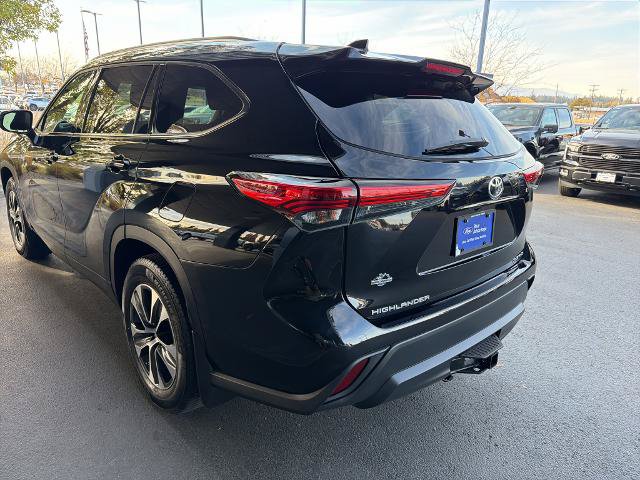 Used 2021 Toyota Highlander XLE AWD/4WD image 14