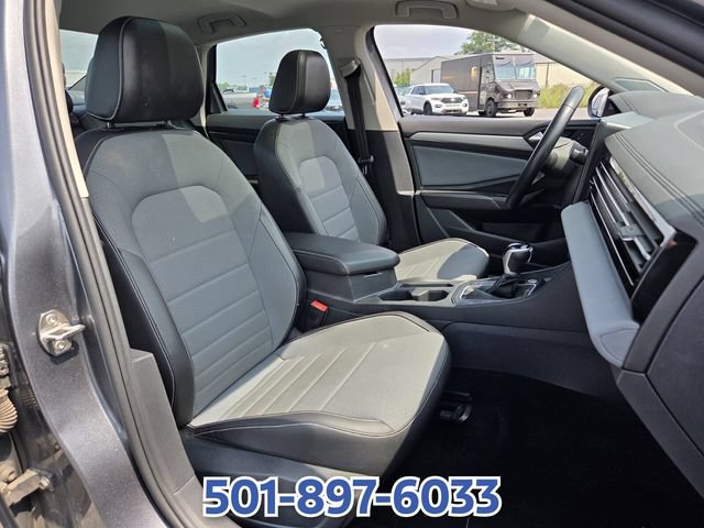 Used 2025 Volkswagen Jetta SE FWD image 15