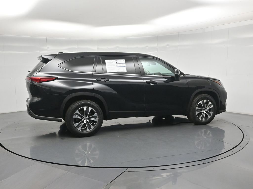 Used 2022 Toyota Highlander XLE FWD image 28