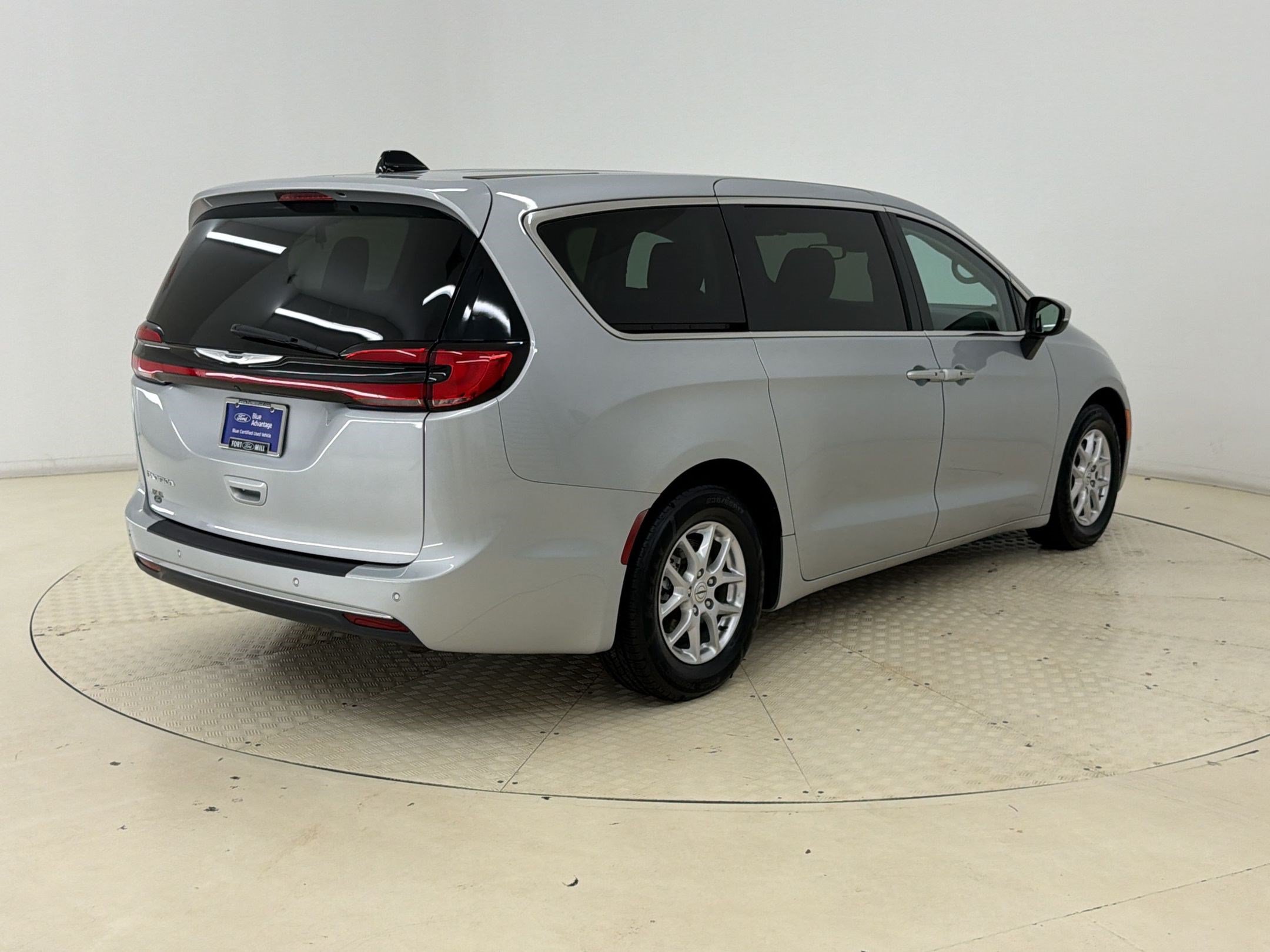 Used 2023 Chrysler Pacifica Touring-L FWD image 9